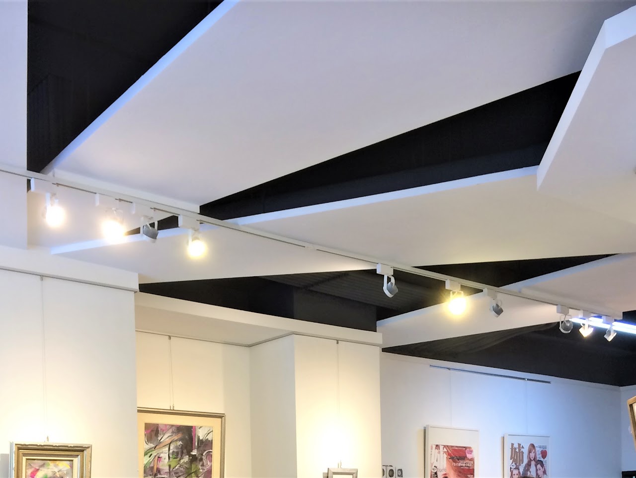 展示藝術品的畫廊空間與天花板造型